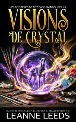 Couverture du livre 'Visions de Cristal' par Leanne Leeds. Une illustration d'une femme aux cheveux bruns et portant des lunettes devant une boutique mystique nommée 'The Mind's Eye' de nuit. Elle tient un cristal brillant et un chien fantôme blanc se tient à ses côtés.
