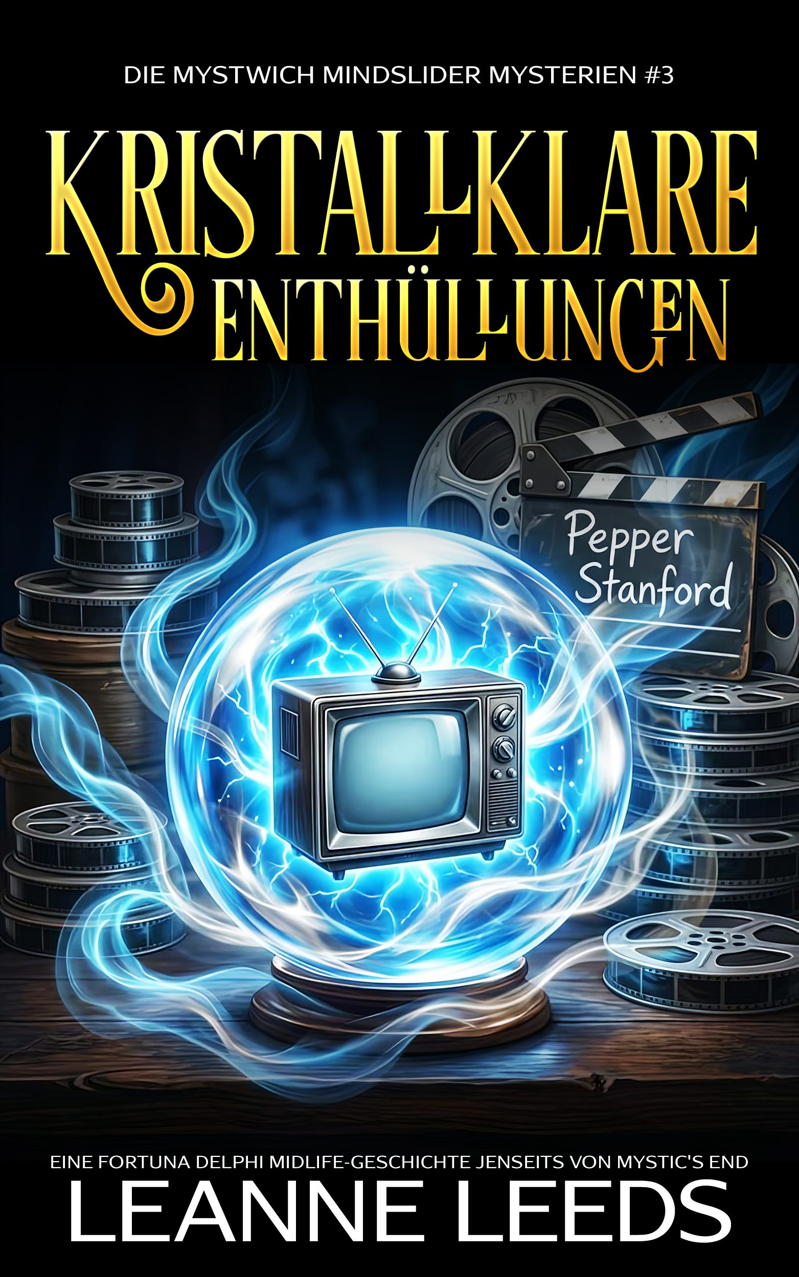 Buchcover fuer 'Kristallklare Enthuellungen' von Leanne Leeds. Eine elektrisch blaue Kristallkugel mit einem alten Fernseher darin, umgeben von Filmrollen und einer Filmklappe.