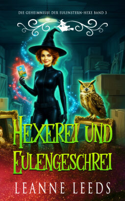 Buchcover fuer 'Hexerei und Eulengeschrei' von Leanne Leeds. Eine rothaarige Hexe in schwarzem taktischem Anzug und Hut haelt eine leuchtende Tarotkarte. Eine braune Eule sitzt auf einem gerahmten Bild in einem Dachboden voller Kisten und alter Moebel.