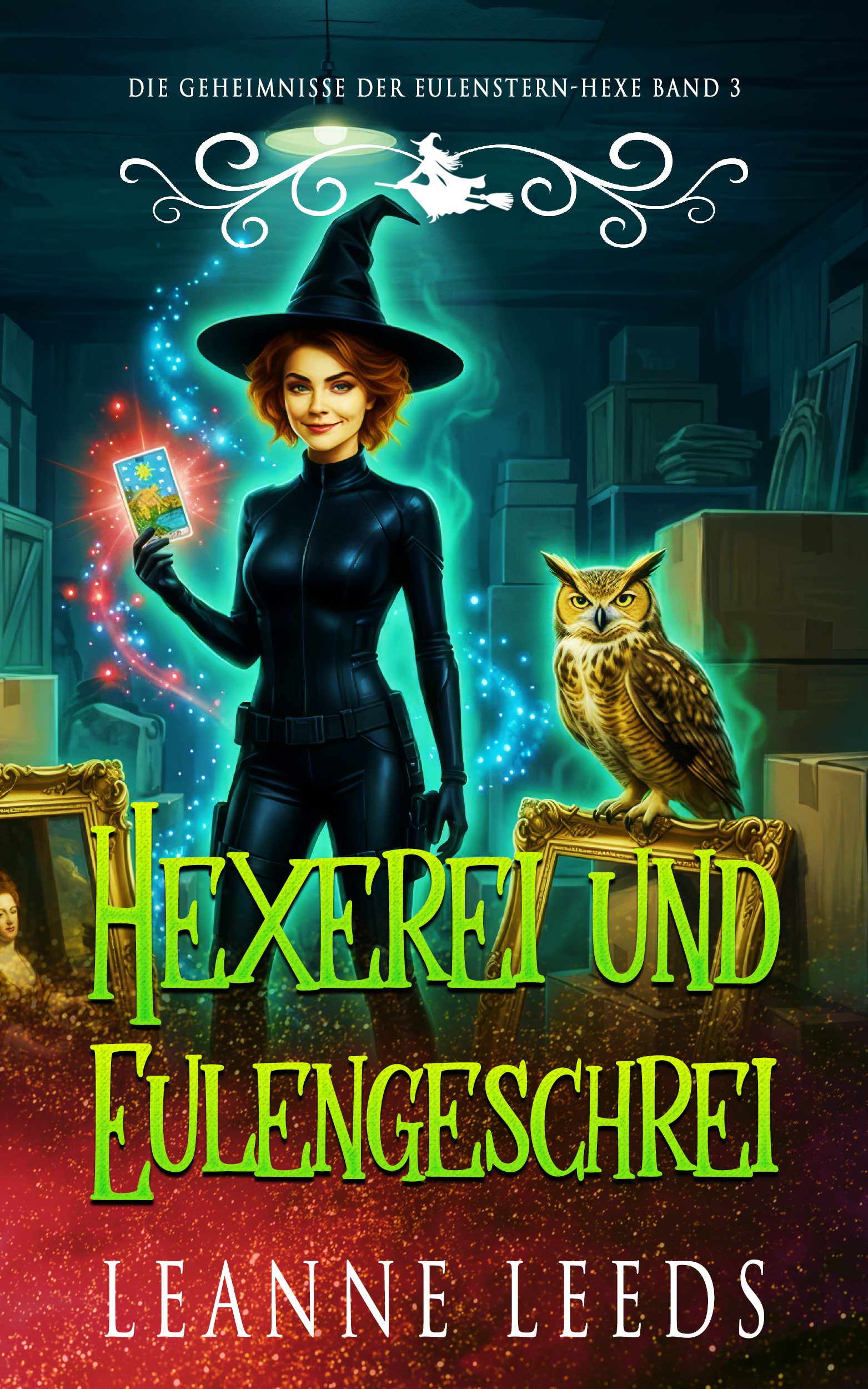 Buchcover fuer 'Hexerei und Eulengeschrei' von Leanne Leeds. Eine rothaarige Hexe in schwarzem taktischem Anzug und Hut haelt eine leuchtende Tarotkarte. Eine braune Eule sitzt auf einem gerahmten Bild in einem Dachboden voller Kisten und alter Moebel.