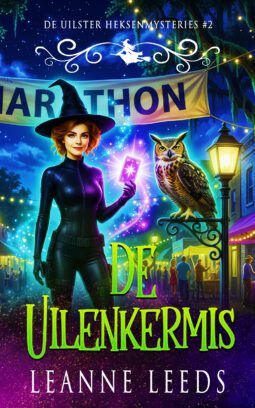 Boekomslag van 'De Uilster Kermis' door Leanne Leeds. Een illustratie van een vrouw met donker haar voor een verlicht reuzenrad op een kermis bij nacht, vergezeld door een kleine uil.