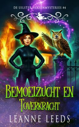 Boekomslag van 'Hekseneenheid en Hekserij' door Leanne Leeds. Een illustratie van een vrouw met donker haar voor een spookachtig, paars verlicht huis bij nacht, vergezeld door een kleine uil en omringd door pompoenen.
