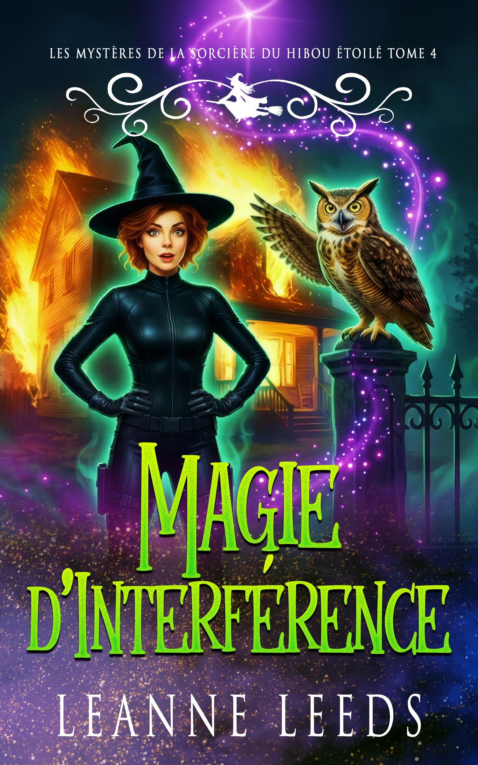 Couverture de 'Magie d Interference' de Leanne Leeds. Une sorciere rousse avec un chapeau noir et un haut sombre se tient devant une maison en flammes. Un grand hibou est a ses cotes, entoure de magie violette et rose.
