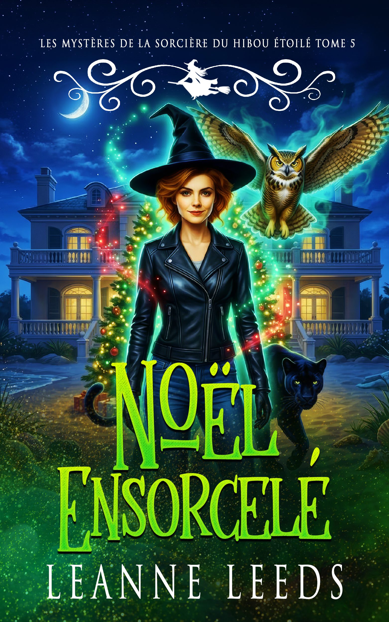 Couverture de 'Noel Ensorcele' de Leanne Leeds. Une sorciere rousse en veste de cuir noire se tient devant une maison avec un sapin de Noel. Un hibou vole derriere elle et un chat noir est visible, sous un croissant de lune.