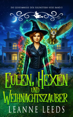 Buchcover fuer 'Eulen, Hexen und Weihnachtszauber' von Leanne Leeds. Eine rothaarige Hexe mit schwarzem Hut und Lederjacke steht nachts vor einem Haus mit Weihnachtsbaum. Eine Eule fliegt hinter ihr und eine schwarze Katze ist zu sehen, unter einem Halbmond am Sternenhimmel.