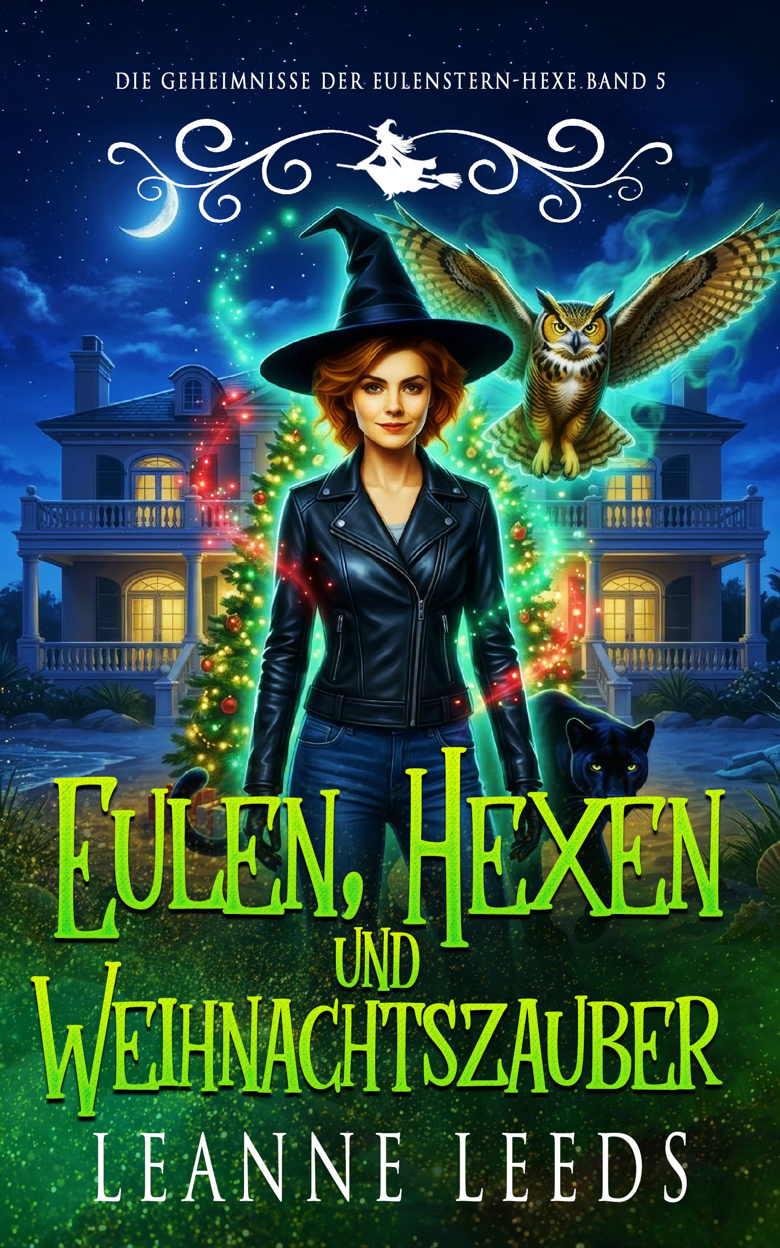 Buchcover fuer 'Eulen, Hexen und Weihnachtszauber' von Leanne Leeds. Eine rothaarige Hexe mit schwarzem Hut und Lederjacke steht nachts vor einem Haus mit Weihnachtsbaum. Eine Eule fliegt hinter ihr und eine schwarze Katze ist zu sehen, unter einem Halbmond am Sternenhimmel.