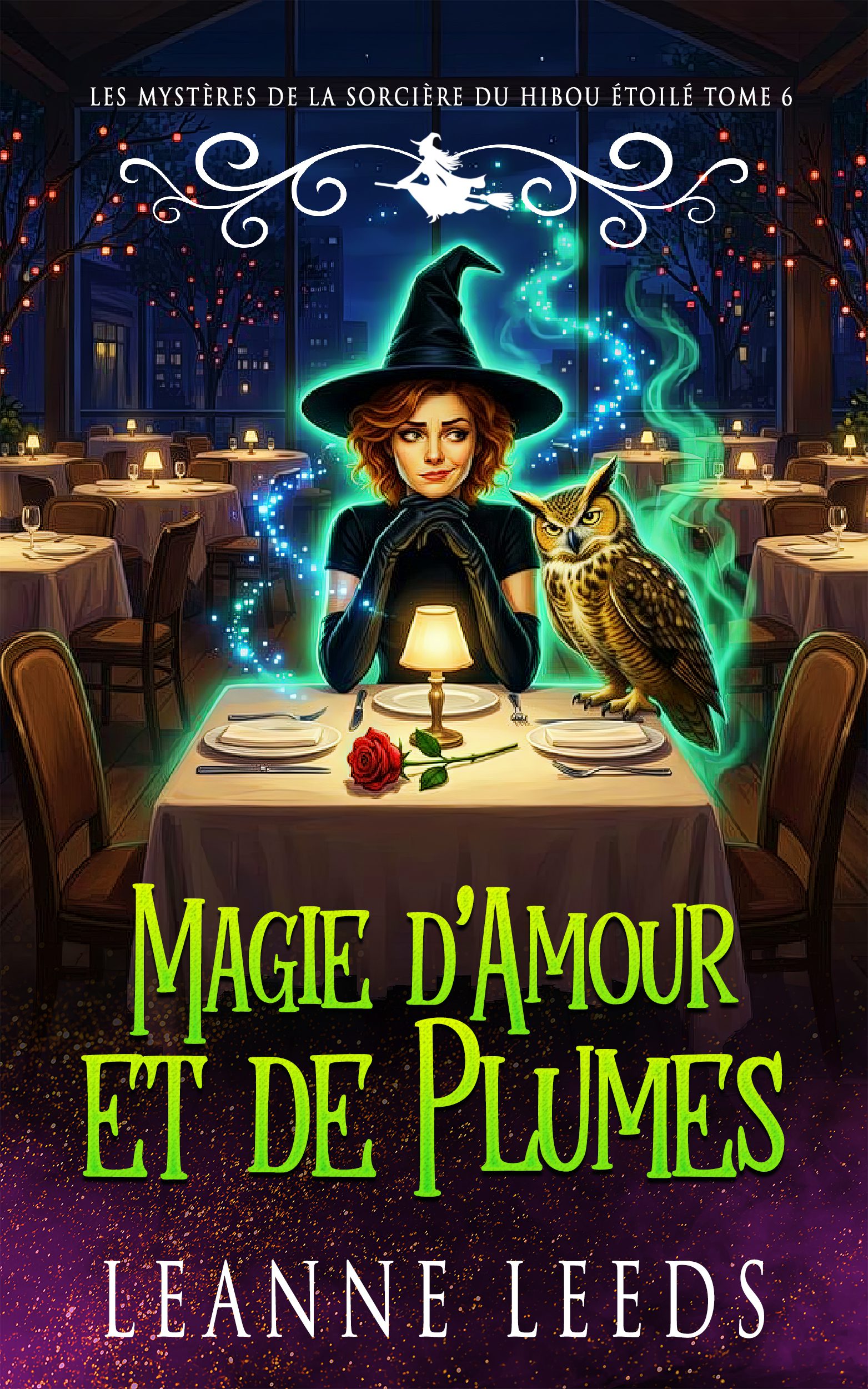 Couverture de 'Magie d'Amour et de Plumes' de Leanne Leeds. Une sorciere rousse en robe noire est assise a une table de restaurant avec une rose rouge. Un hibou brun est perche sur the table, avec une vue sur une ville nocturne.