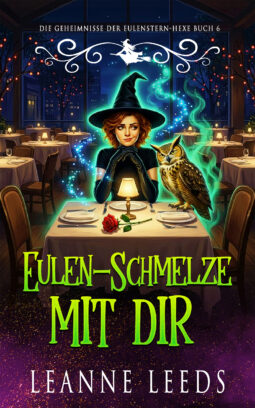 Buchcover fuer 'Eulen-Schmelze mit dir' von Leanne Leeds. Eine rothaarige Hexe mit schwarzem Hut und Rollkragenpullover sitzt an einem Restauranttisch und stuetzt ihr Kinn auf ihre behandschuhten Haende. Eine braune Eule sitzt neben ihr auf dem Tisch, vor naechtlicher Stadtskyline.