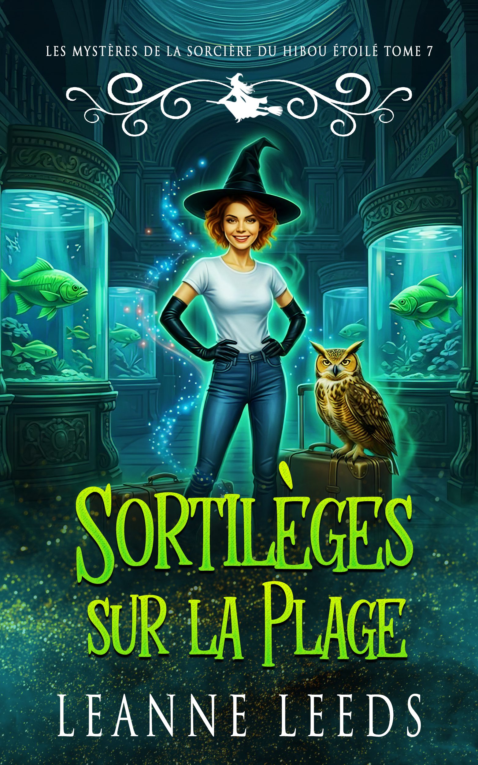 Couverture du livre 'Sortilèges sur la Plage' par Leanne Leeds. Une illustration d'une sorcière aux cheveux roux portant un chapeau et une robe bleue, debout sur une plage tropicale de nuit avec des palmiers. Elle est accompagnée d'un hibou et d'un chat noir.