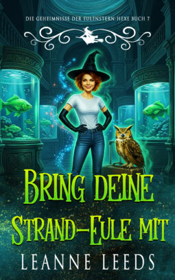 Buchcover fuer 'Bring deine Strand-Eule mit' von Leanne Leeds. Eine rothaarige Hexe mit schwarzem Hut, weissem T-Shirt und Jeans steht mit den Haenden in die Hueften gestemmt. Neben ihr sitzt eine braune Eule auf einem Koffer, vor einem Hintergrund mit gruen leuchtenden Aquarien.