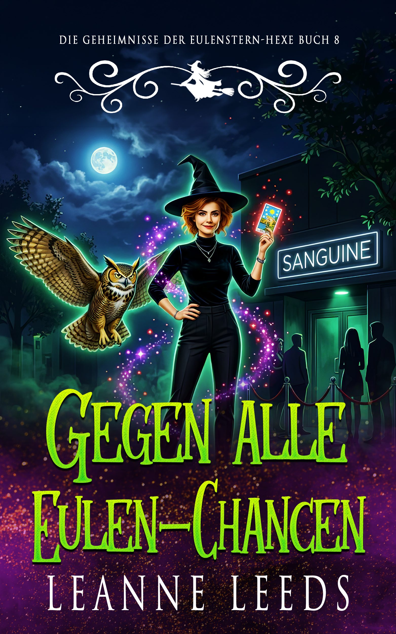 Buchcover für 'Gegen alle Eulen-Chancen' von Leanne Leeds. Eine Hexe in schwarzem Rollkragenpullover und Hut hält eine Tarotkarte hoch, während eine Eule neben ihr fliegt. Vor einem Nachtclub namens 'Sanguine' mit Samtkordeln und Vollmond am Nachthimmel.