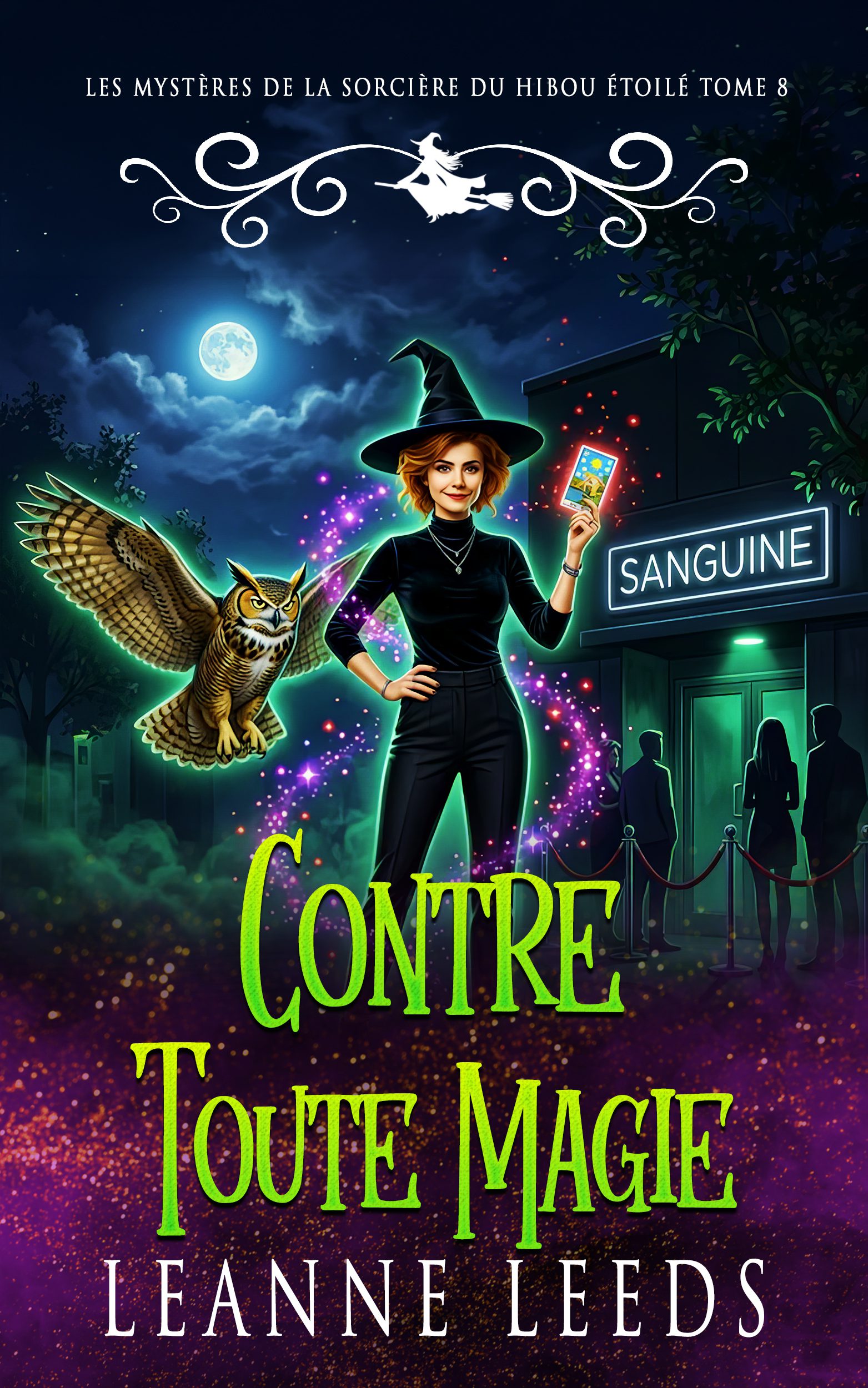 Couverture de 'Contre Toute Magie' de Leanne Leeds. Une sorciere aux cheveux roux en col roule noir et pantalon noir tient une carte de tarot, tandis qu'un hibou vole a cote d'elle devant un club nocturne 'Sanguine' avec des cordons de velours sous la pleine lune.