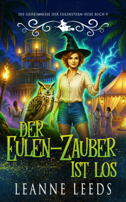 Buchcover für „Der Eulen-Zauber ist los" von Leanne Leeds. Die rothaarige Hexe Astra mit schwarzem Hexenhut und Jeansshorts steht neben Archie, einem Uhu auf einem moosigen Baumstumpf, während blau-grüner magischer Blitz aus ihren Fingerspitzen schlägt — auf einem tropischen Nachtfestival.