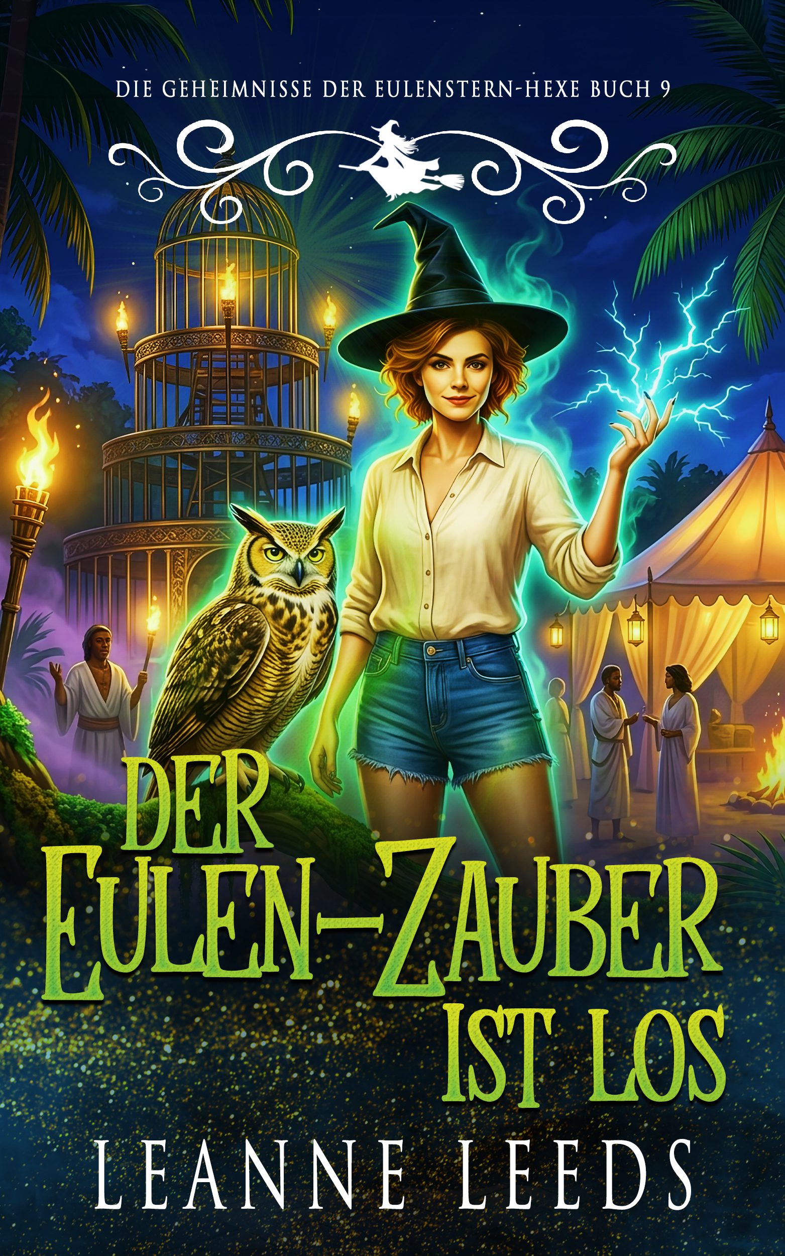 Buchcover für „Der Eulen-Zauber ist los" von Leanne Leeds. Die rothaarige Hexe Astra mit schwarzem Hexenhut und Jeansshorts steht neben Archie, einem Uhu auf einem moosigen Baumstumpf, während blau-grüner magischer Blitz aus ihren Fingerspitzen schlägt — auf einem tropischen Nachtfestival.