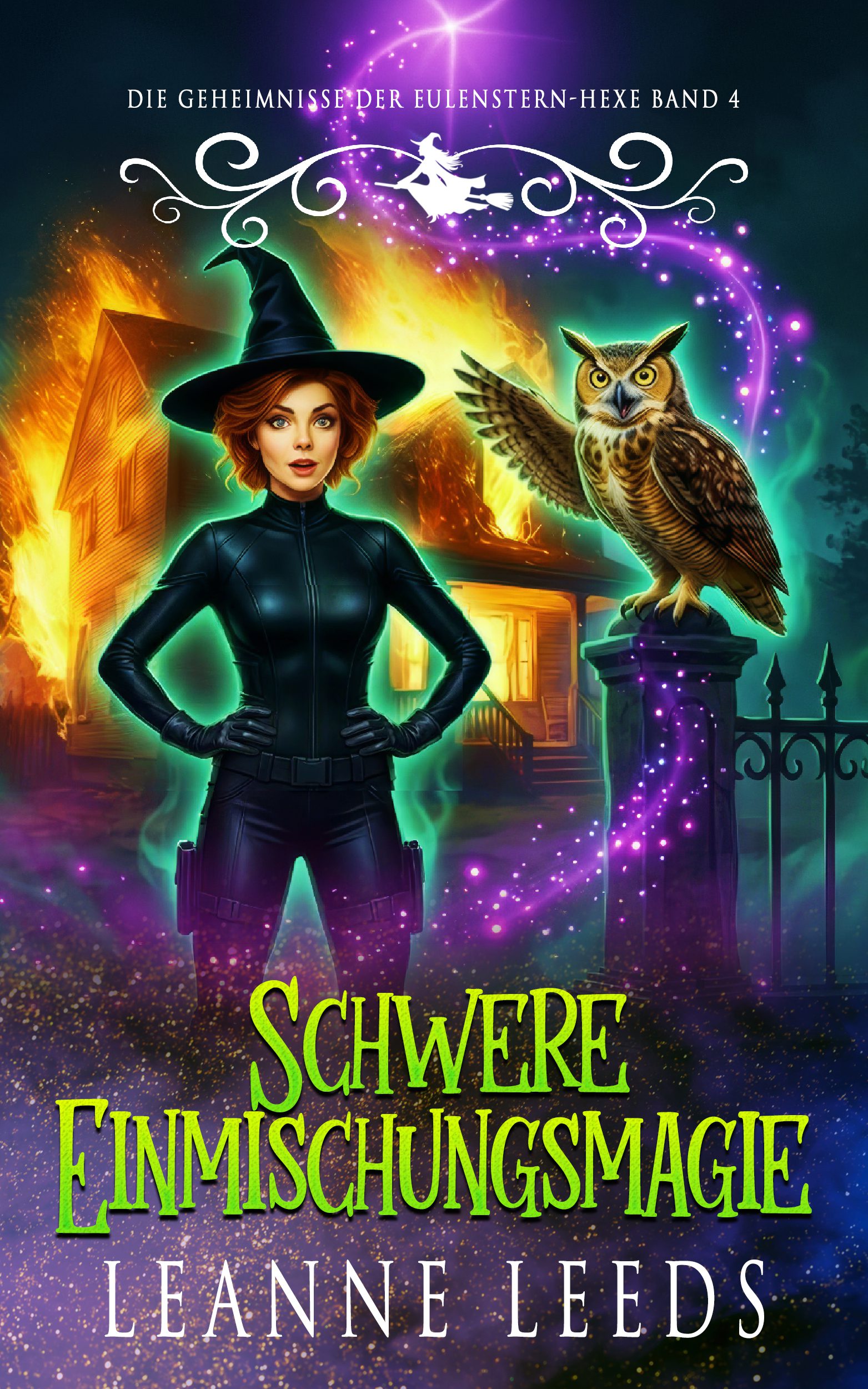 Buchcover für 'Schwere Einmischungsmagie' von Leanne Leeds. Eine Illustration einer rothaarigen Hexe mit Hut und blauem Kleid, die nachts in einer Dorfstraße steht. Sie wird von einer Eule auf ihrer Schulter und einer schwarzen Katze begleitet, vor einem Hintergrund mit mystischen Ladenfronten.